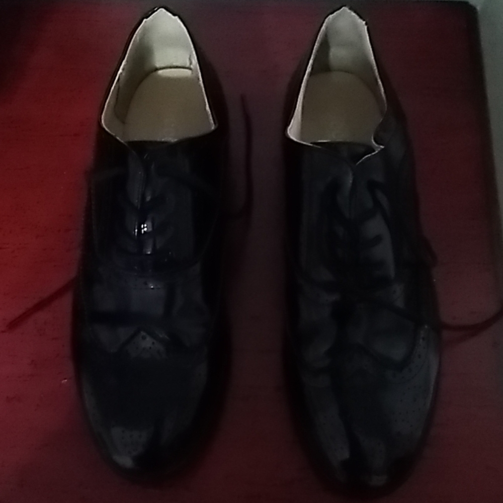 Patent leather wingtip flats